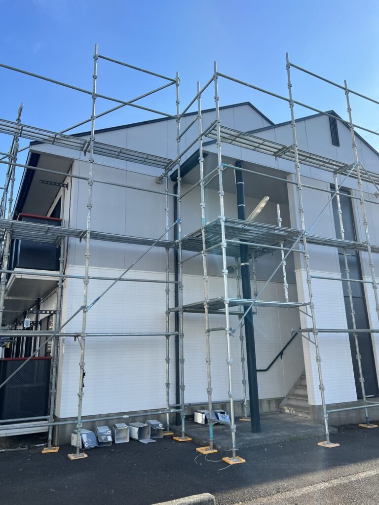 小浜市アパート外壁塗装が完工間近｜白を基調に仕上げた外観と最終確認のポイント