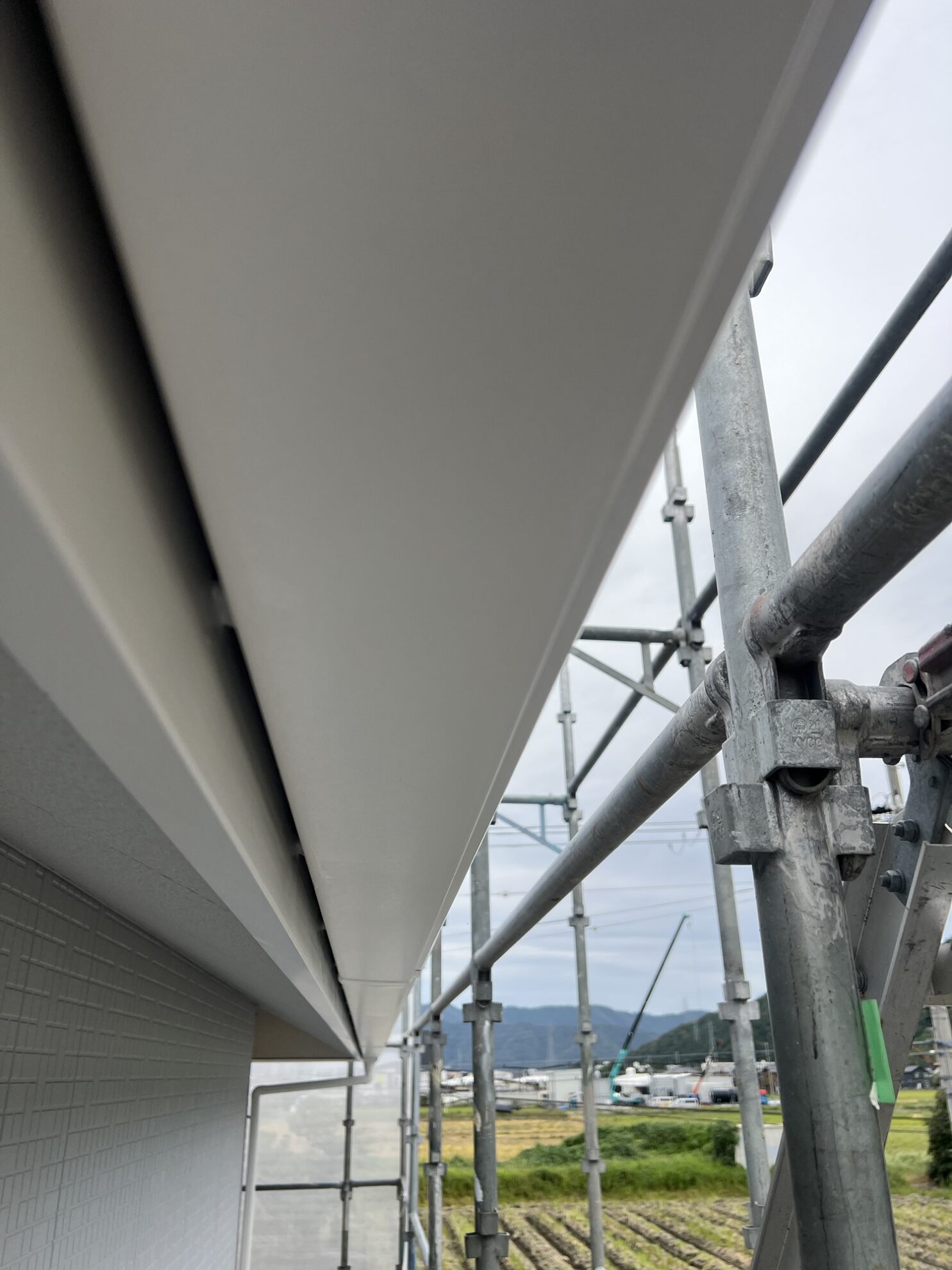 小浜市 外壁塗装 破風板と樋の隙間塗装