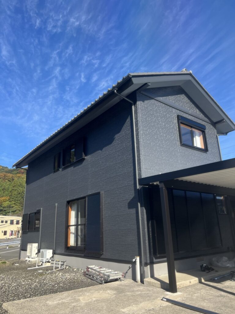 【大飯郡 外壁塗装 完了】無機塗料で重厚な“お任せブラック”へ。職人とお母さんの共同作業のような楽しい現場でした！