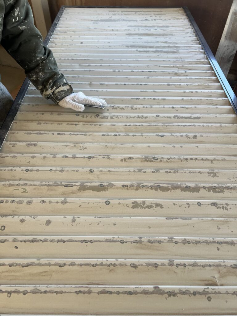 雨戸塗装であえて取り外す理由:前編｜小浜市O様邸・工場で行うケレン作業