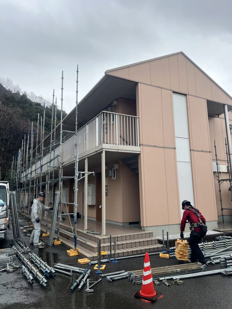 小浜市の外壁塗装事例：前編｜足場組み立ての重要性と施工の流れ