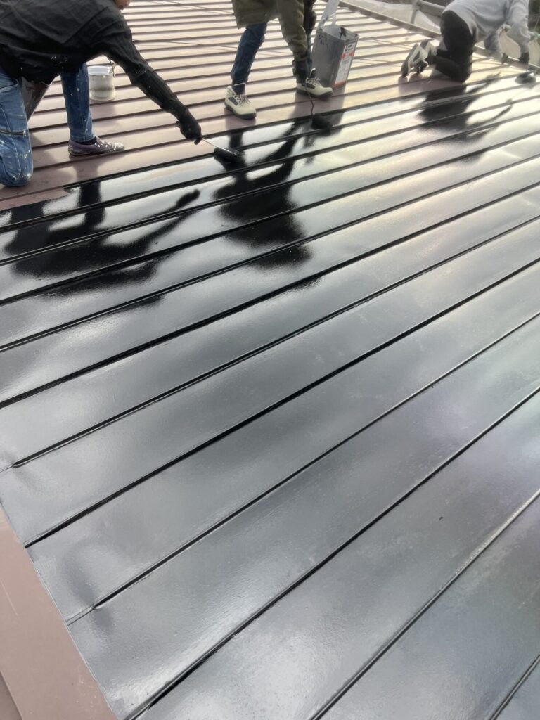 小浜市の外壁塗装事例【続編②】｜屋根のサビ止めから外壁仕上げまで。色分けも丁寧に進めた施工の様子をご紹介